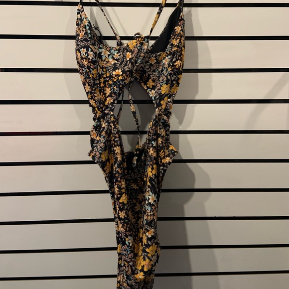 Shade & Shore One Piece - Picture 4 of 5